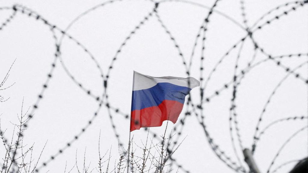 La bandera rusa, a través de alambre de púas de la embajada rusa en Kiev en 2018.