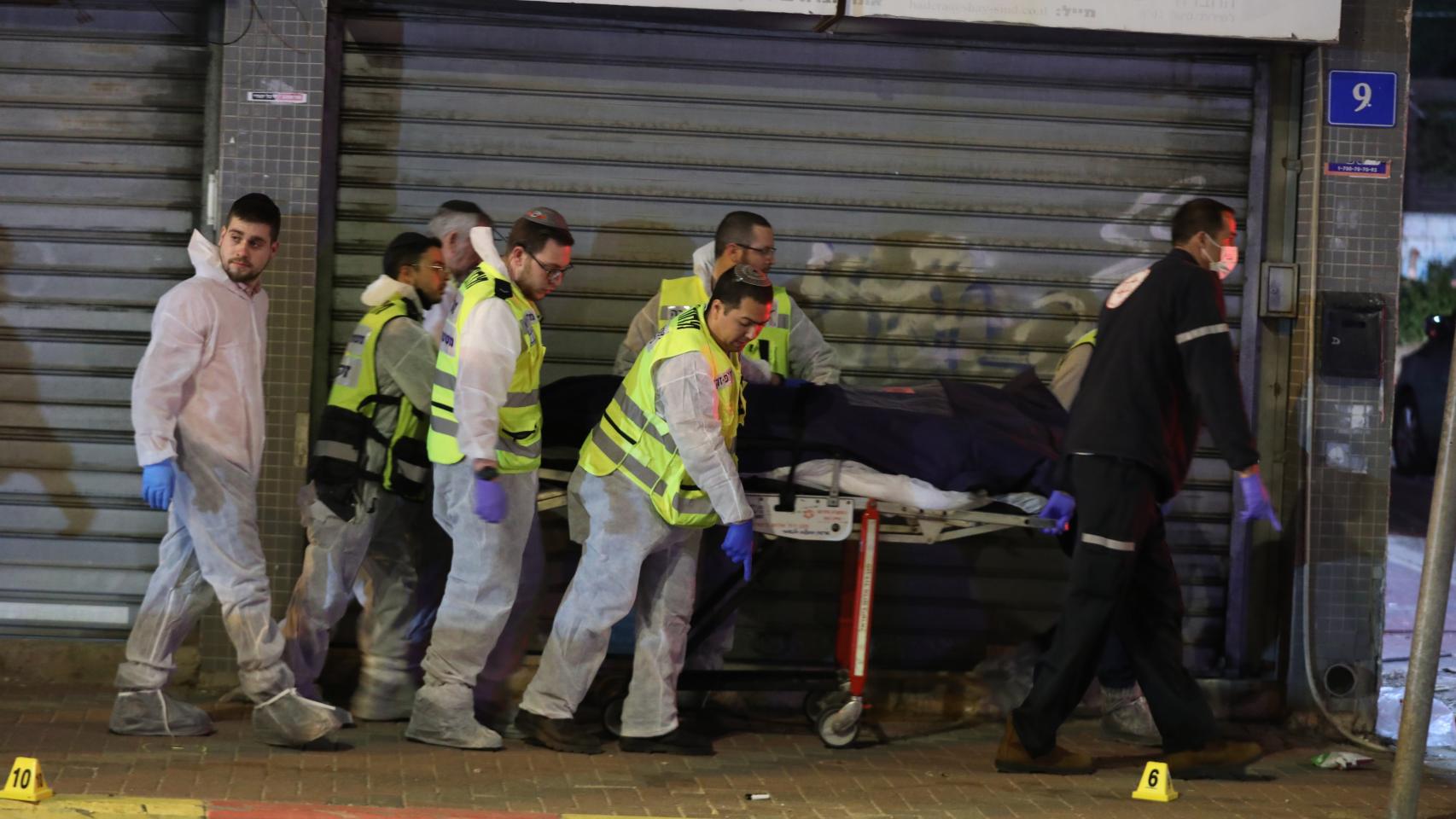 Los equipos de emergencia de Israel llegan al lugar del ataque. Efe