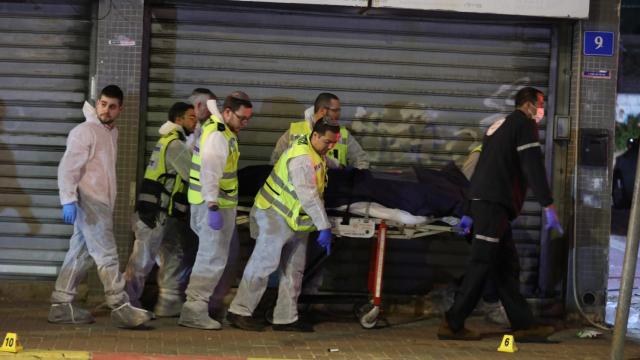 Los equipos de emergencia de Israel llegan al lugar del ataque. Efe