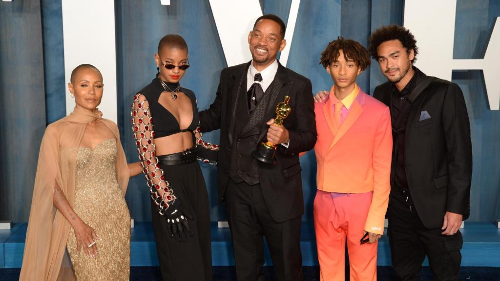 Will Smith junto a su mujer, Jada, y sus tres hijos, en el 'photocall' de la fiesta de Vanity Fair.