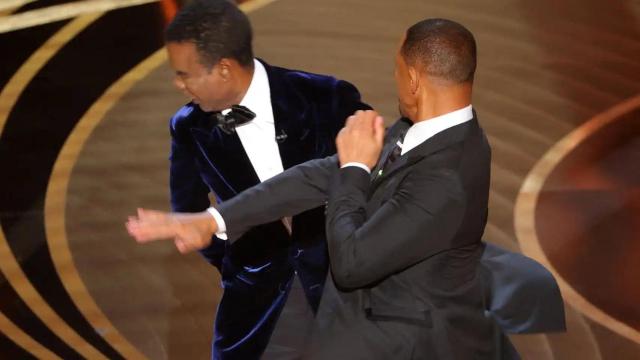 Instante en el que Will Smith le propina la bofetada a Chris Rock