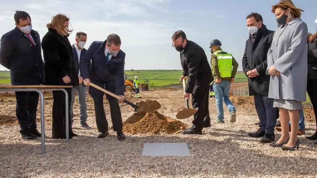 Colocación de la primera piedra.
