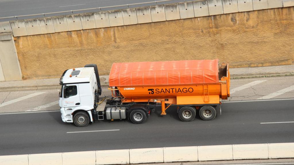 Uno de los camiones de la hilera de transportistas que se manifestaron por la SE-30 de Sevilla.