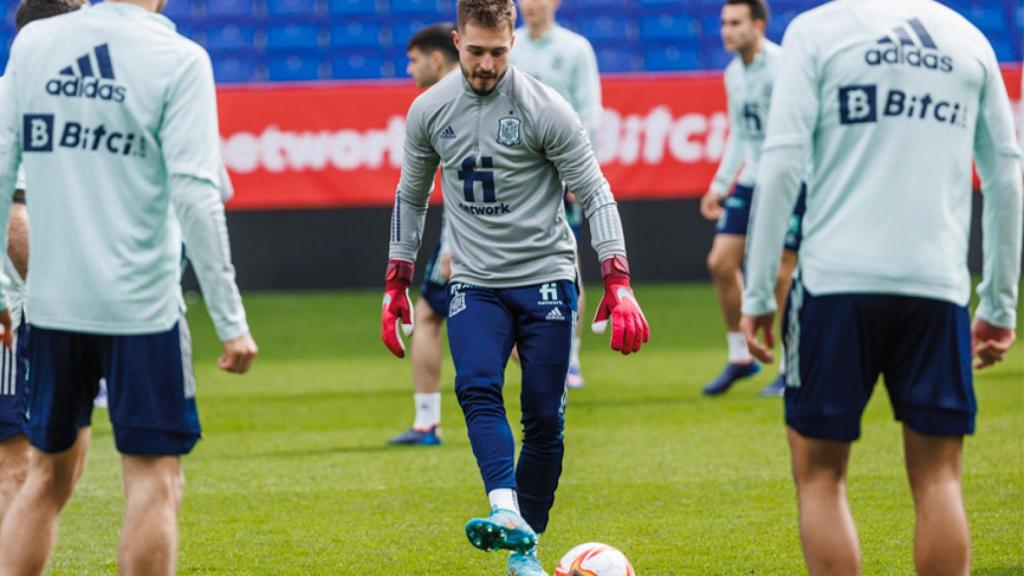 Arnau Tenas, durante el entrenamiento de España en el RCDE Stadium.