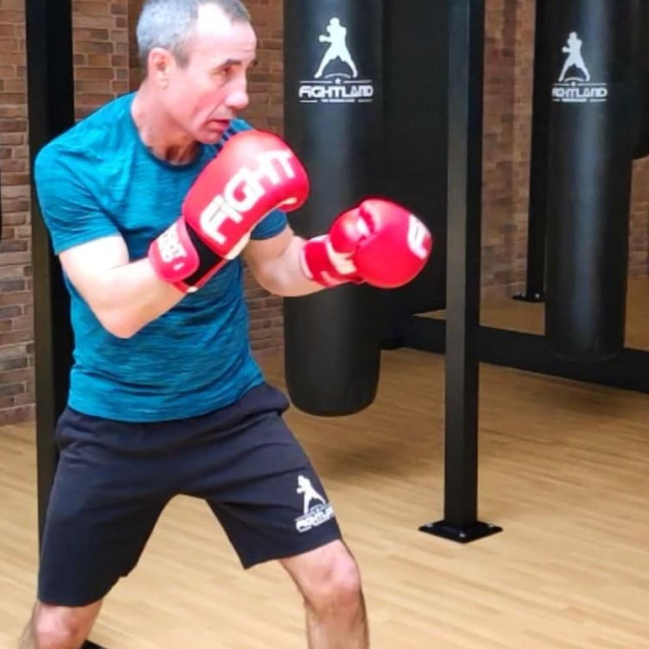 José Luis Serrano  es exboxeador, ha sido dos veces campeón de España y es un experto en técnicas pugilísticas.