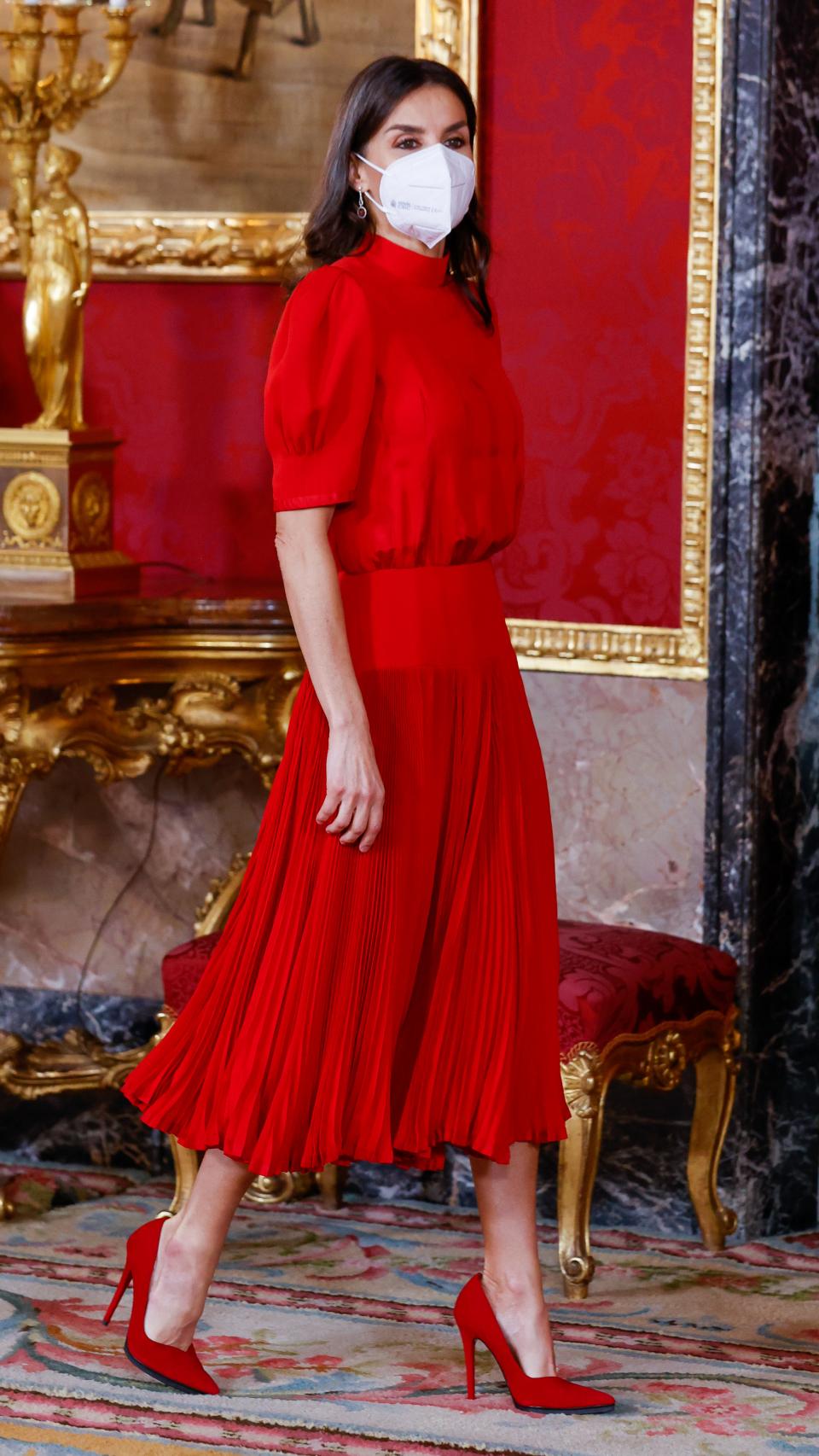 El 'outfit' reciclado de la Reina para su primer acto de la semana.