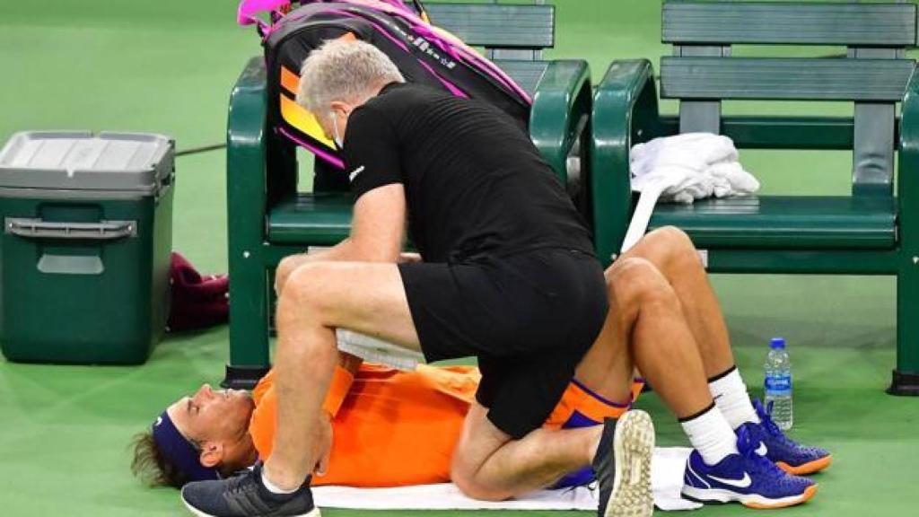 Nadal, siendo atendido por el fisioterapeuta en Indian Wells.
