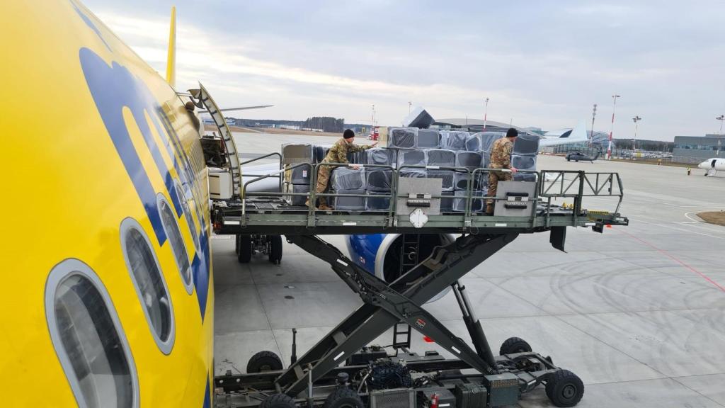 Carga de material para prestar ayuda humanitaria destinado a los refugiados ucranianos en Polonia.