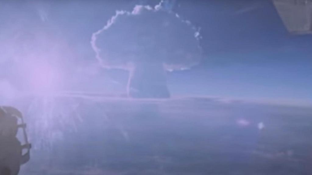 Hongo nuclear a kilómetros de distancia.