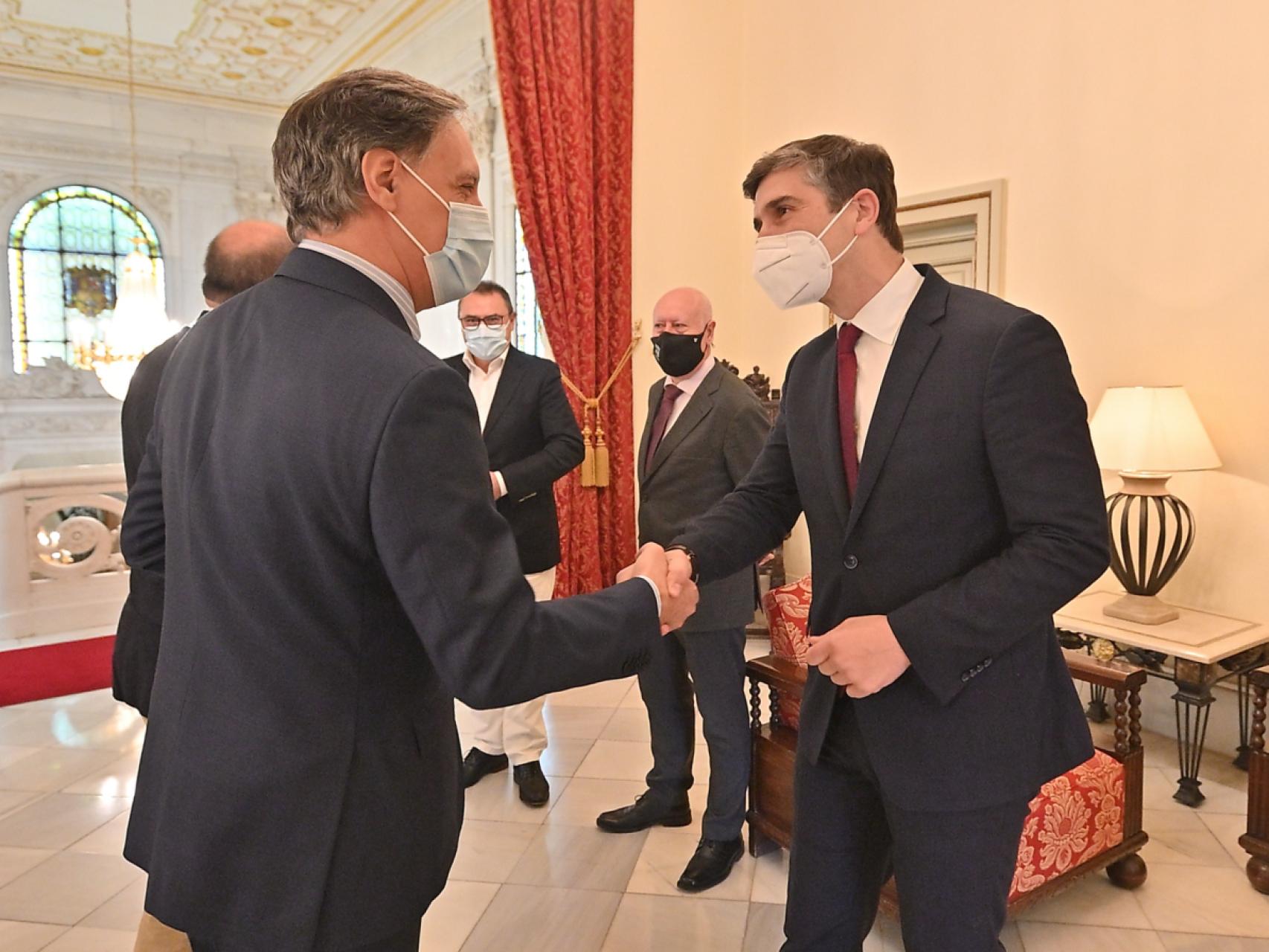 El alcalde de Salamanca, Carlos García Carbayo, da la bienvenida a Nuno Aráujo, representante de los puertos portugueses