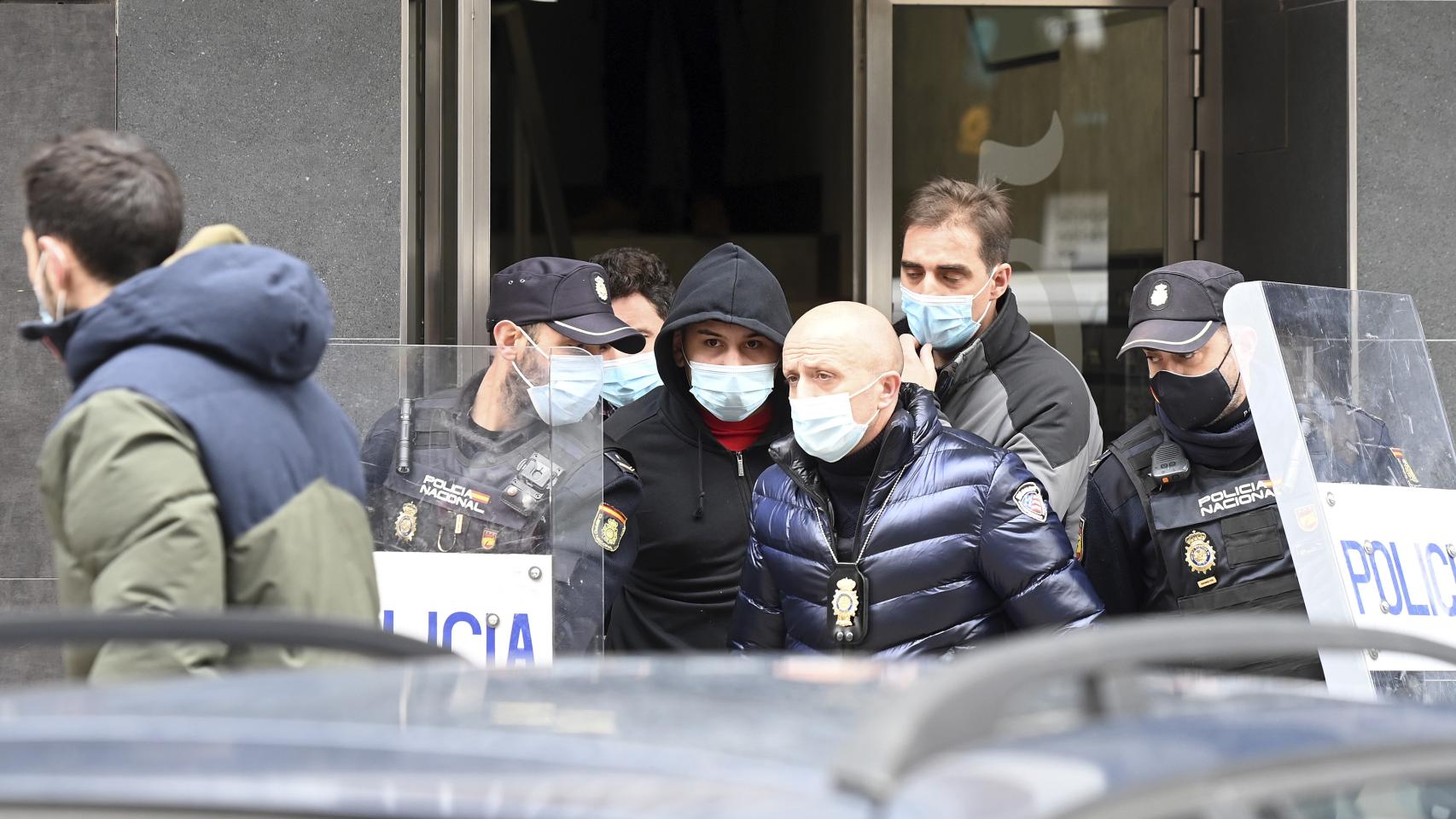 Uno de los detenidos en Gamonal (Burgos) mientras es escoltado por la Policía | ICAL - Ricardo Ordóñez