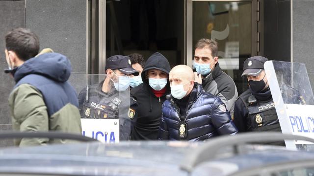 Uno de los detenidos en Gamonal (Burgos) mientras es escoltado por la Policía | ICAL - Ricardo Ordóñez