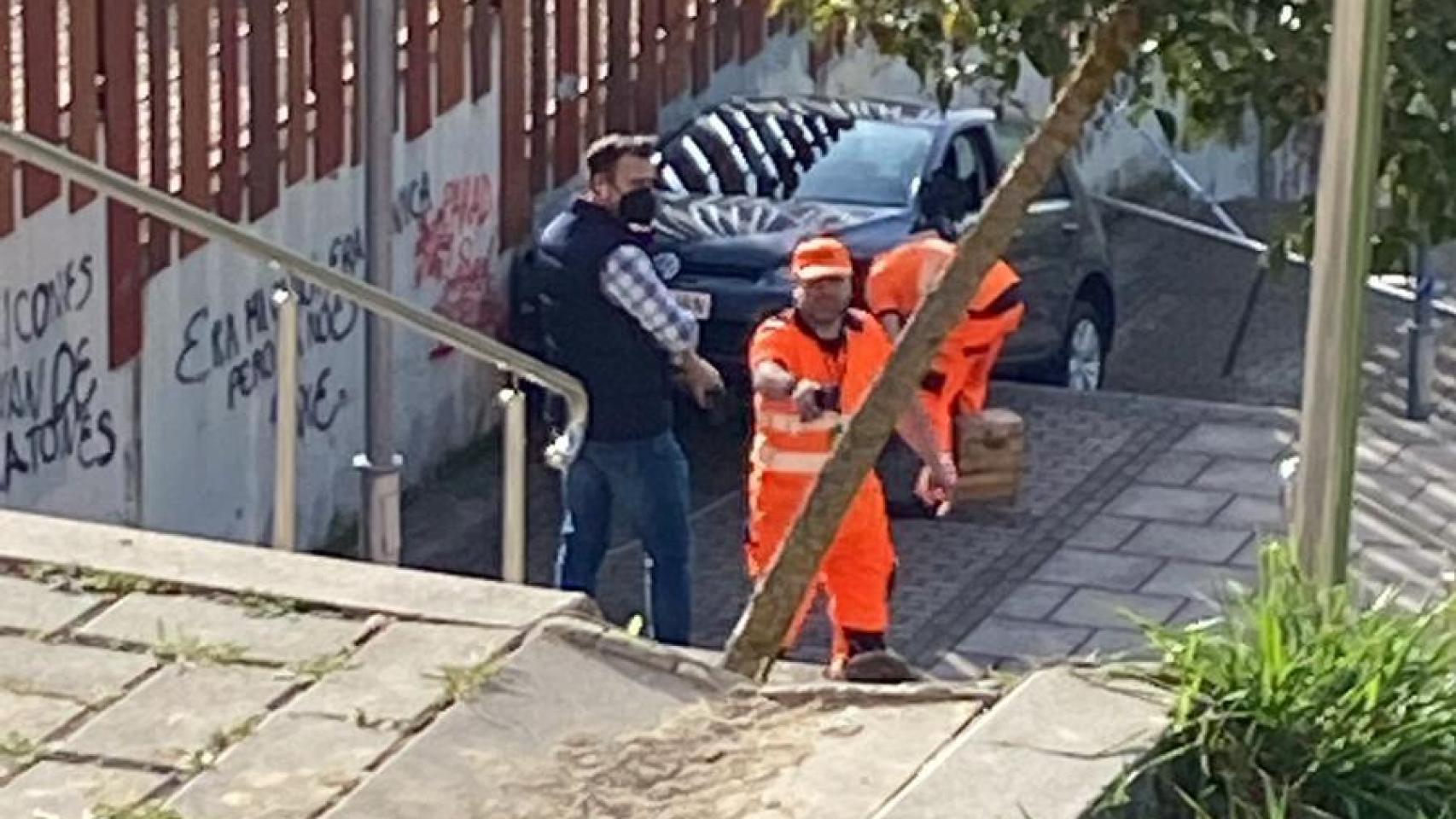 Un vehículo se precipita por unas escaleras en Parquesol