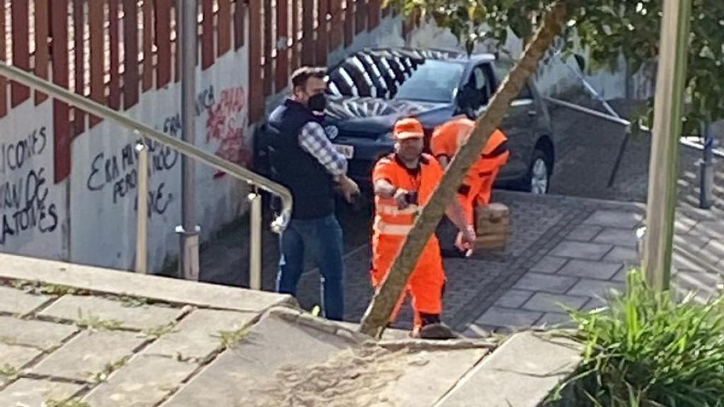 Un vehículo se precipita por unas escaleras en Parquesol