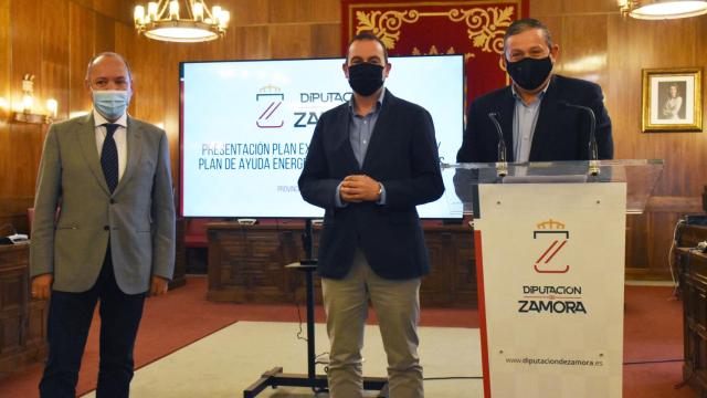 El presidente de la Diputación de Zamora, Francisco Requejo, el vicepresidente primero y diputado de Carreteras, José María Barrios, y el vicepresidente cuarto y diputado de Medio Ambiente y Obras Municipales, Javier Faúndez