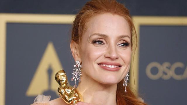 Jessica Chastain con el premio a mejor actriz por 'Los ojos de Tammy Faye'. Foto: EFE/EPA/David Swanson