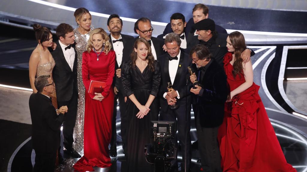 El equipo de 'CODA' recibe el galardón a mejor película.