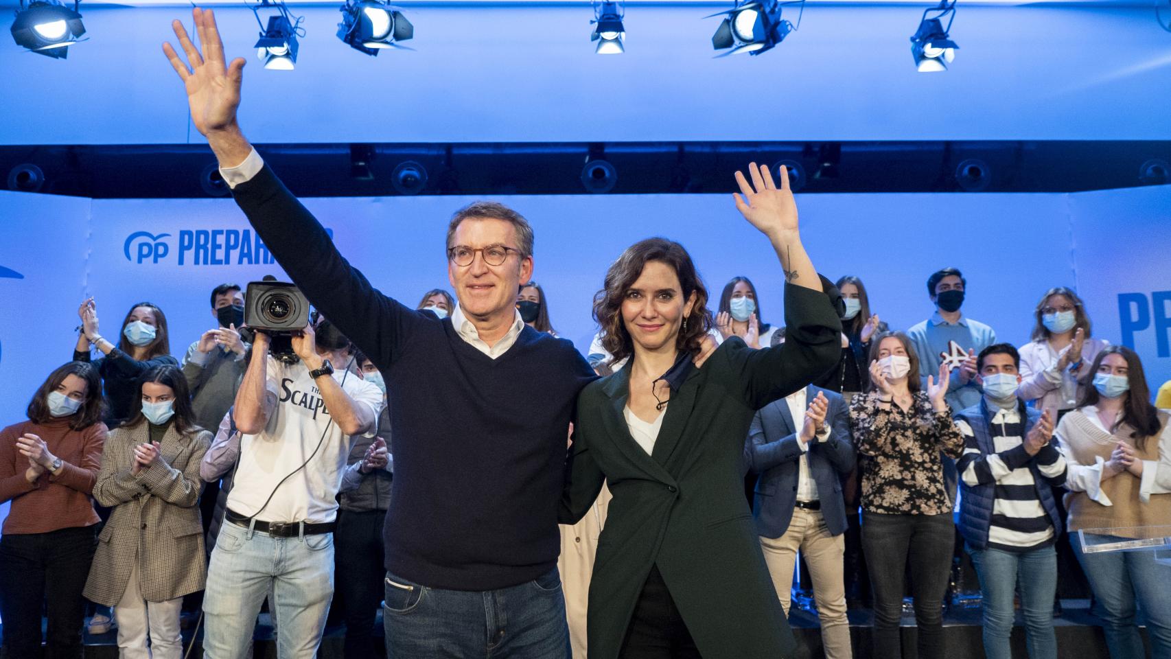 Alberto Núñez Feijóo e Isabel Díaz Ayuso posan en un encuentro con los afiliados del pasado 15 de marzo.