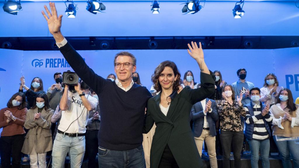Alberto Núñez Feijóo e Isabel Díaz Ayuso posan en un encuentro con los afiliados del pasado 15 de marzo.