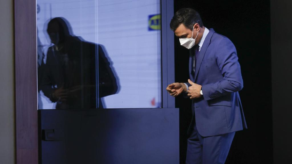 Pedro Sánchez, presidente del Gobierno, camino del atril para su conferencia de este lunes.