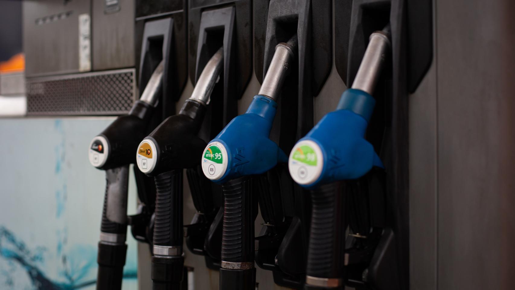 Imagen de un surtidor de gasolina en una estación de servicio.