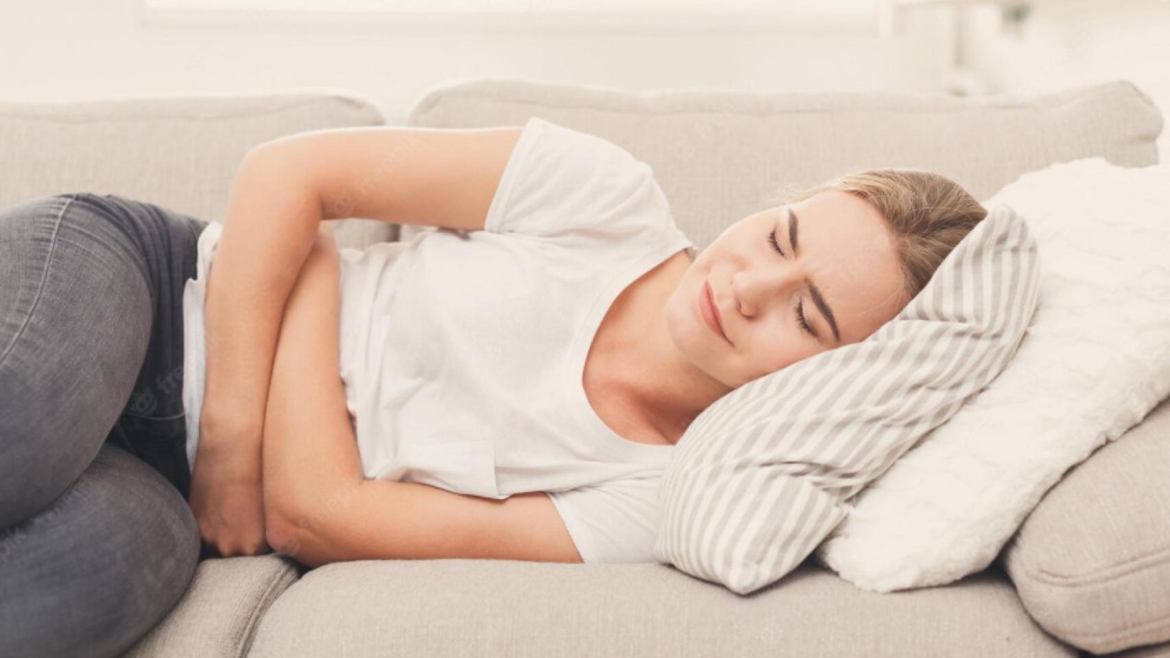 Una mujer con dolores por el síndrome premenstrual.