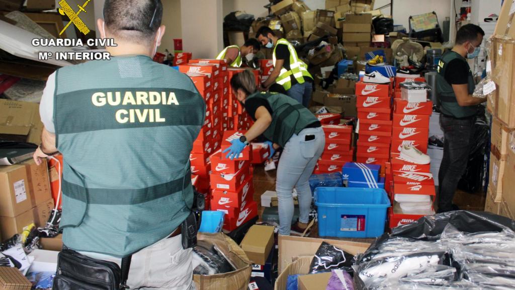 La Guardia Civil contabilizando las prendas.