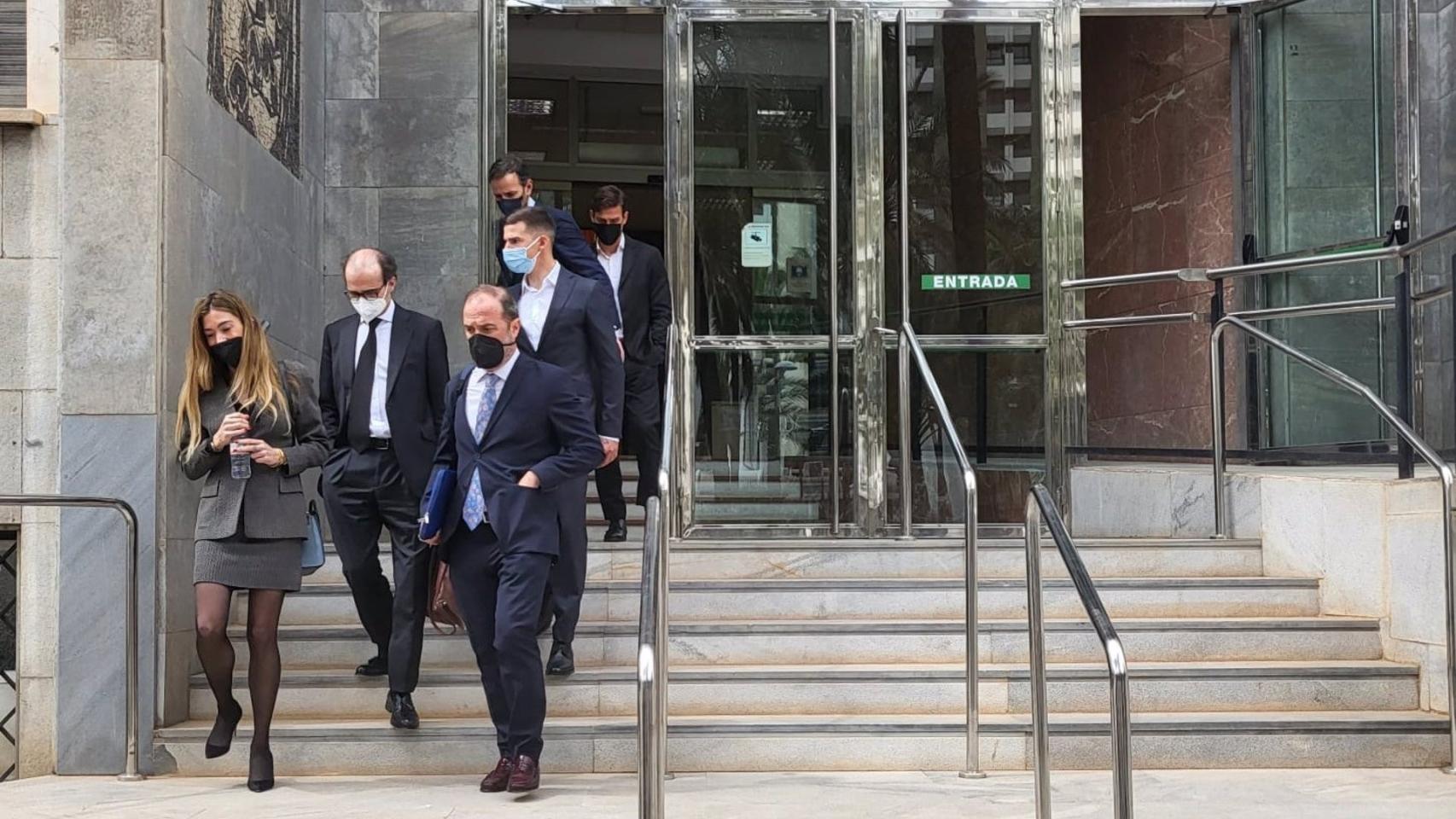 Los futbolistas Santi Mina y David Goldar abandonan la Audiencia Provincial de Almería.