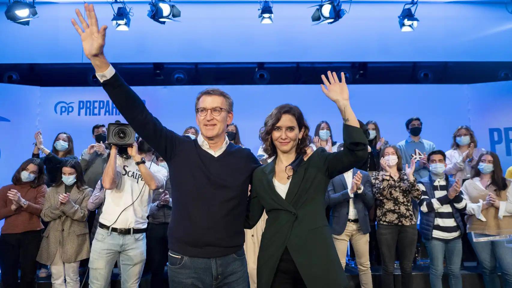 El presidente del PP, Alberto Núñez Feijóo, y la presidenta madrileña, Isabel Díaz Ayuso, en una imagen de archivo.