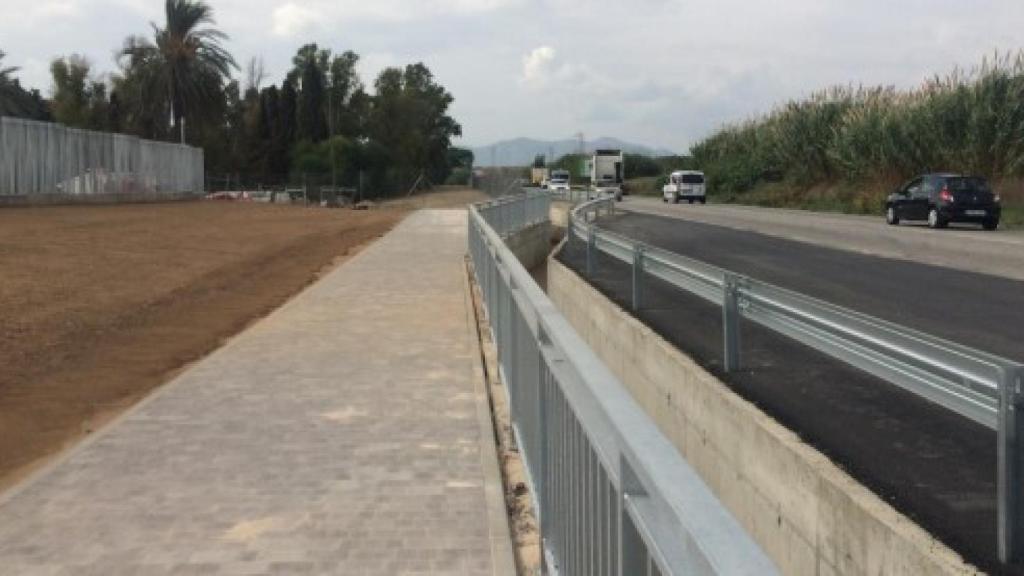 Acerado ya ejecutado en un sector próximo a El Tarajal.