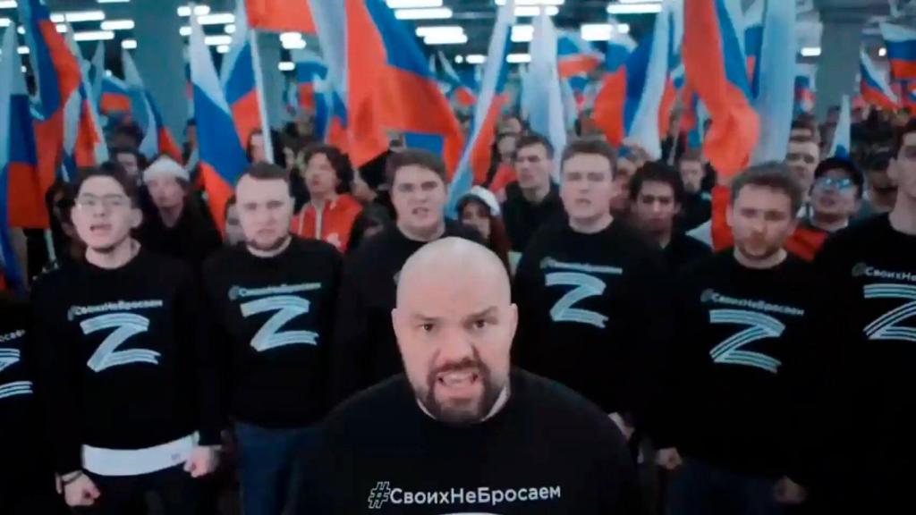 Una multitud de rusos portando camisetas con la letra 'Z' para mostrar su apoyo a Putin.
