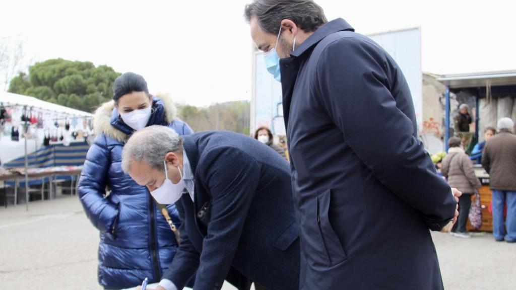 Paco Núñez en la recogida de firmas organizada en Cuenca.