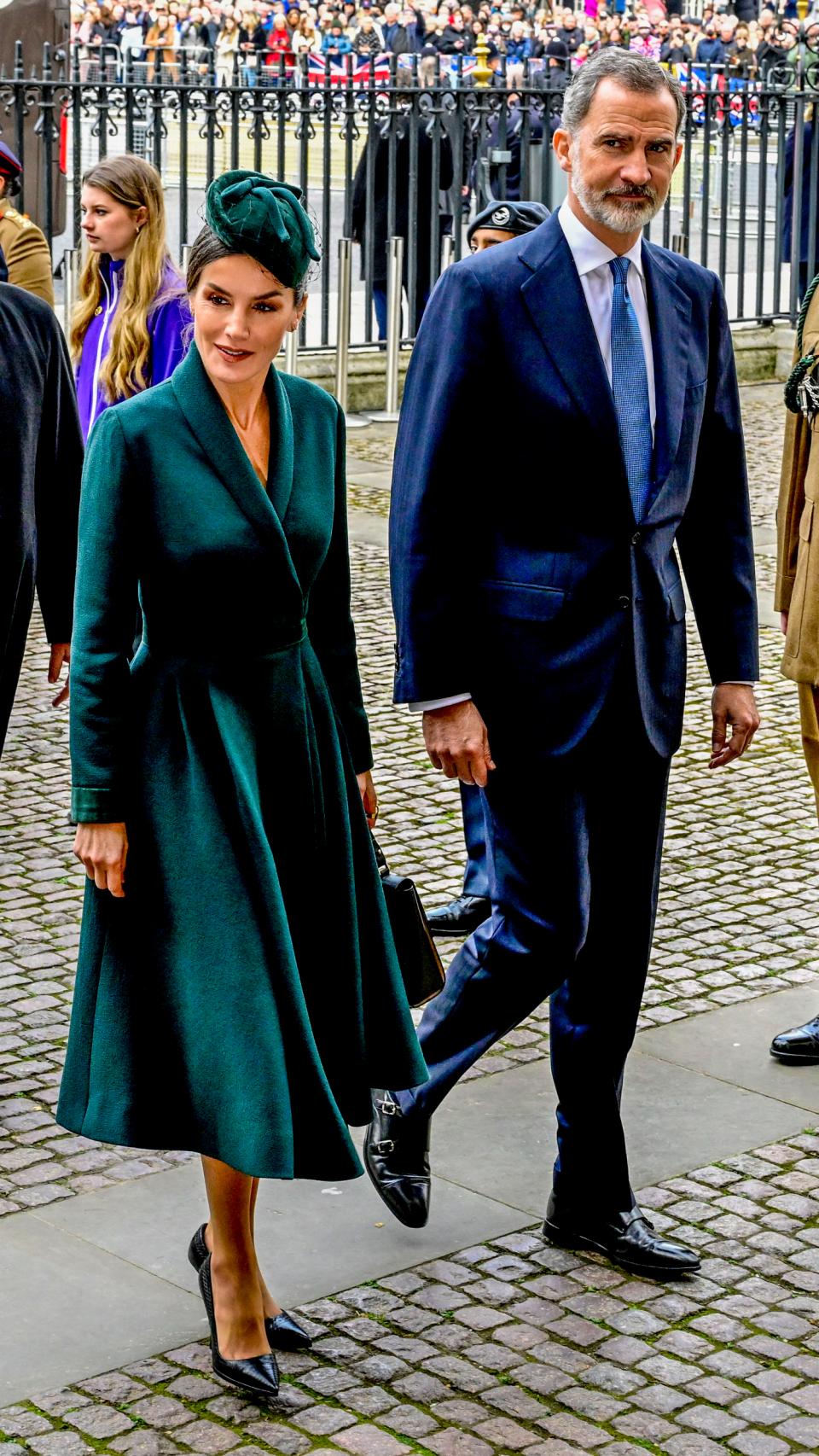 Letizia ha deslumbrado con su diseño verde botella de terciopelo.