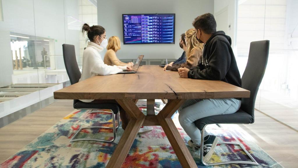 Parte de la plantilla de Sesame HR en sus oficinas.
