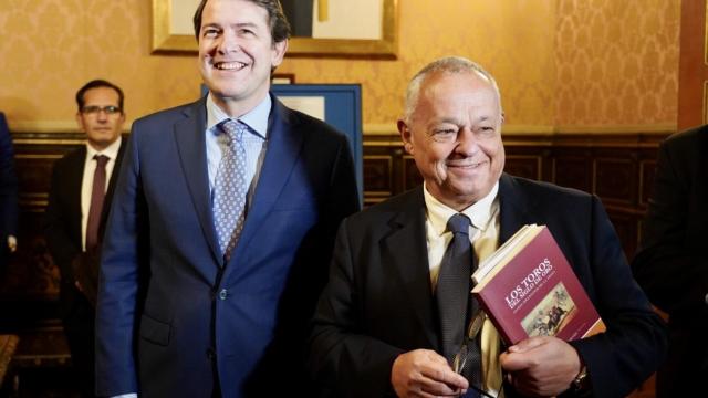 Gonzalo Santonja, en una fotografía de 2019 junto al presidente de la Junta, Alfonso Fernández Mañueco, con motivo de la presentación del libro 'Tierras adentro. Andanzas y escrutinios por el país de la piel del toro'