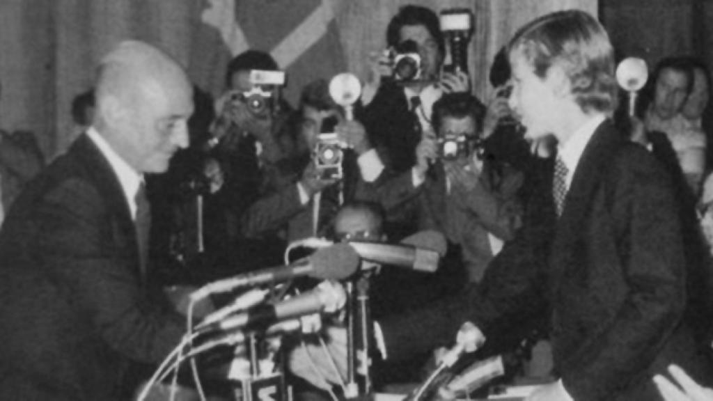 José Hierro recibiendo el Premio Príncipe de Asturias (1981)
