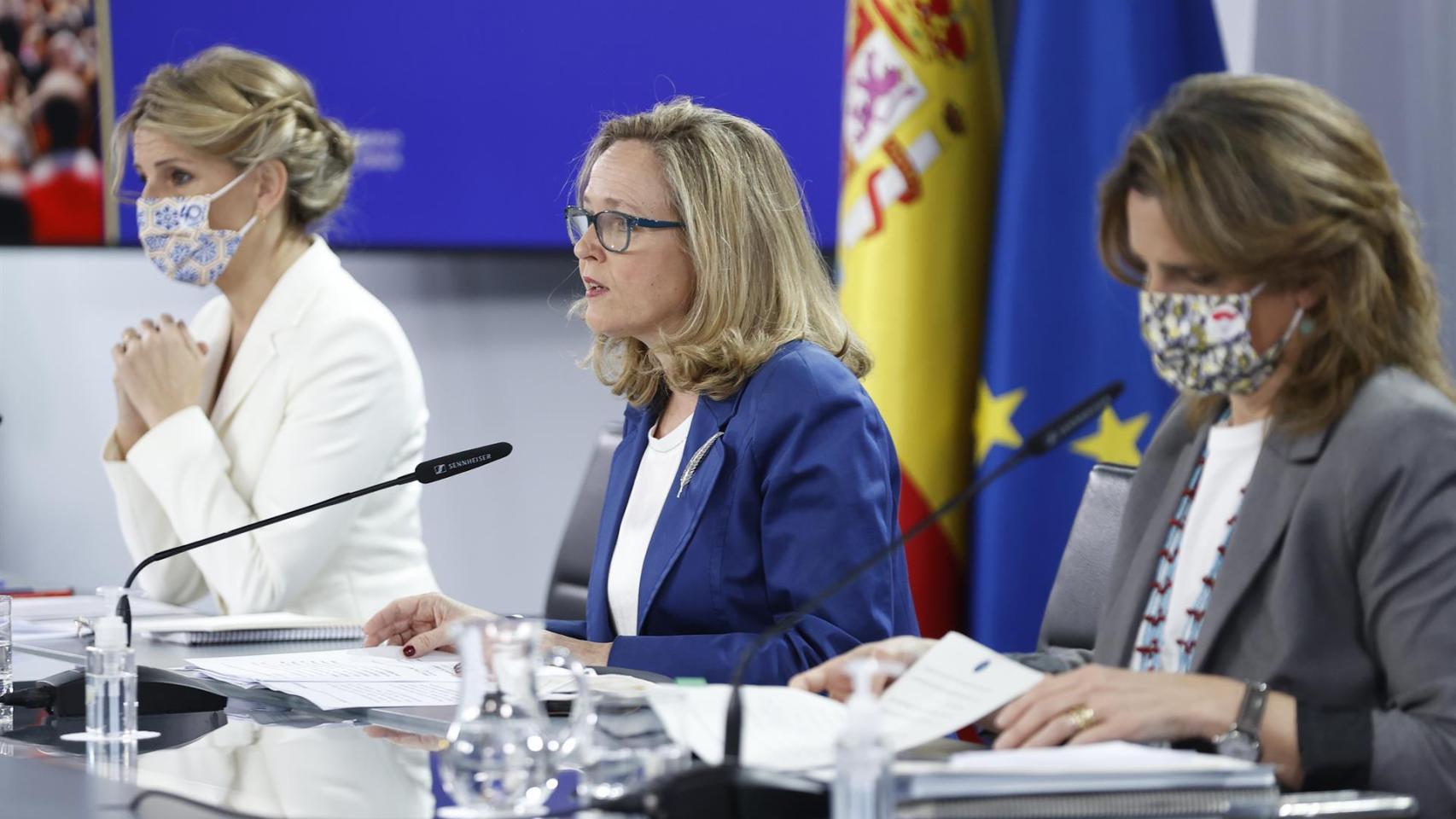 Las vicepresidentas Yolanda Díaz, Nadia Calviño y Teresa Ribera durante la rueda de prensa posterior al Consejo de Ministros de este martes.