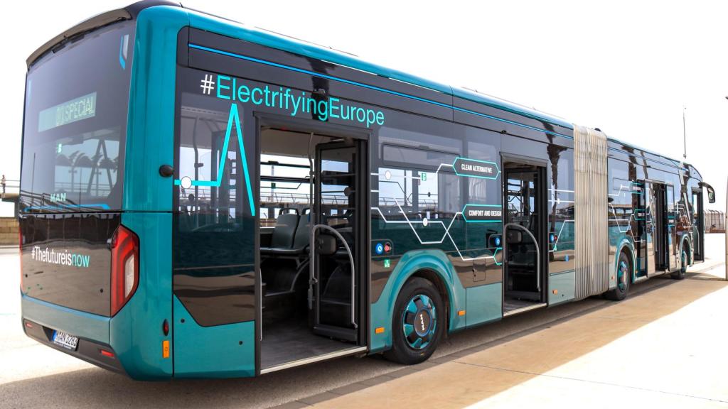 Lateral del autobús Lion's City E con las puertas abiertas