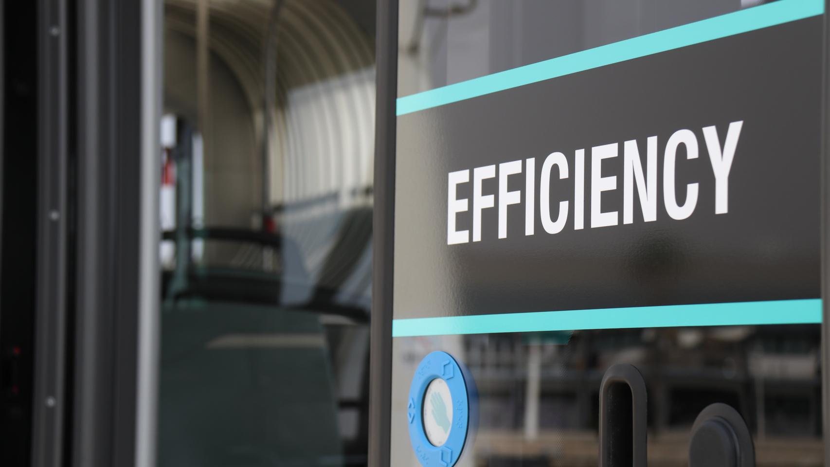 Motivo de una de las pegatinas del autobús en la que se puede leer: 'Eficiente'