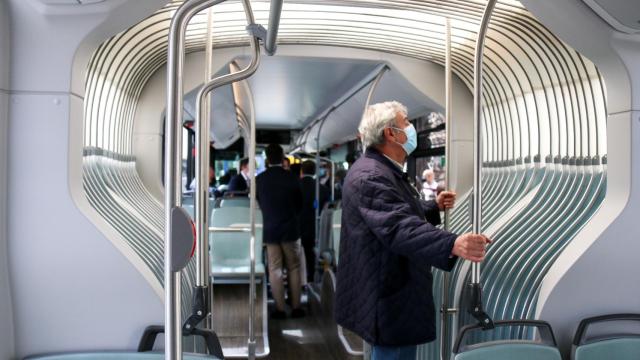 Un periodista contempla el fuelle traslúcido del interior del Lion's City E