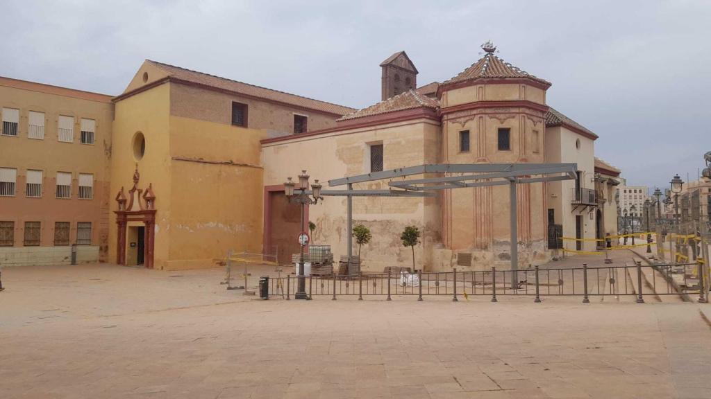 La pérgola y Santo Domingo.