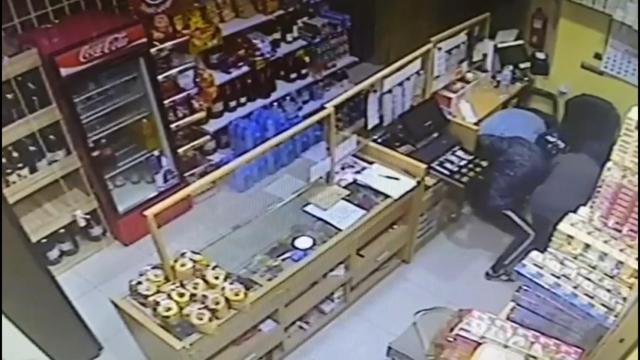 Así fue el atraco con violencia e intimidación contra una estanquera de Elche: los autores, detenidos