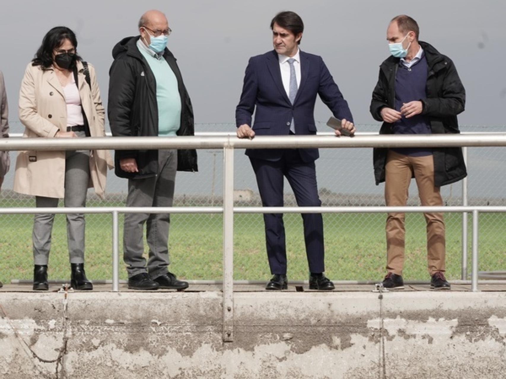 El consejero de Fomento y Medio Ambiente, Juan Carlos Suárez-Quiñones, durante su visita a la depuradora de La Seca, este martes.