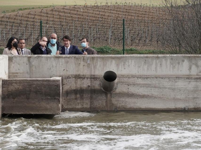 El consejero de Fomento y Medio Ambiente, Juan Carlos Suárez-Quiñones, durante su visita a la depuradora de La Seca, este martes.