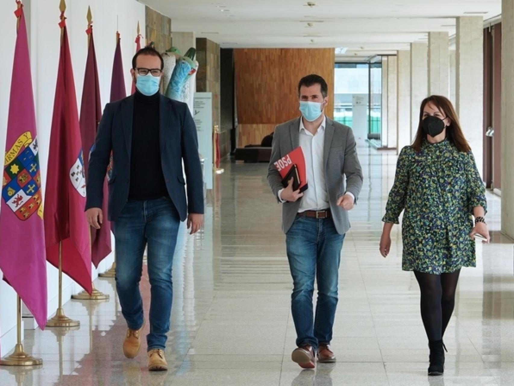 El líder del PSOE, Luis Tudanca, a su llegada a la rueda de prensa de este martes en las Cortes.