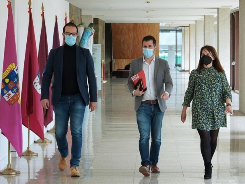 El líder del PSOE, Luis Tudanca, a su llegada a la rueda de prensa de este martes en las Cortes.