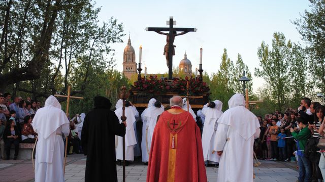 Procesión Cristo del Amor y de la Paz, con la Catedral al fondo