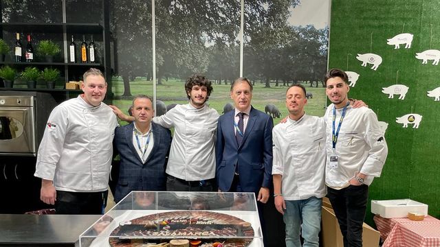 García Carbayo visita el stand de Salamanca en Madrid Fusión