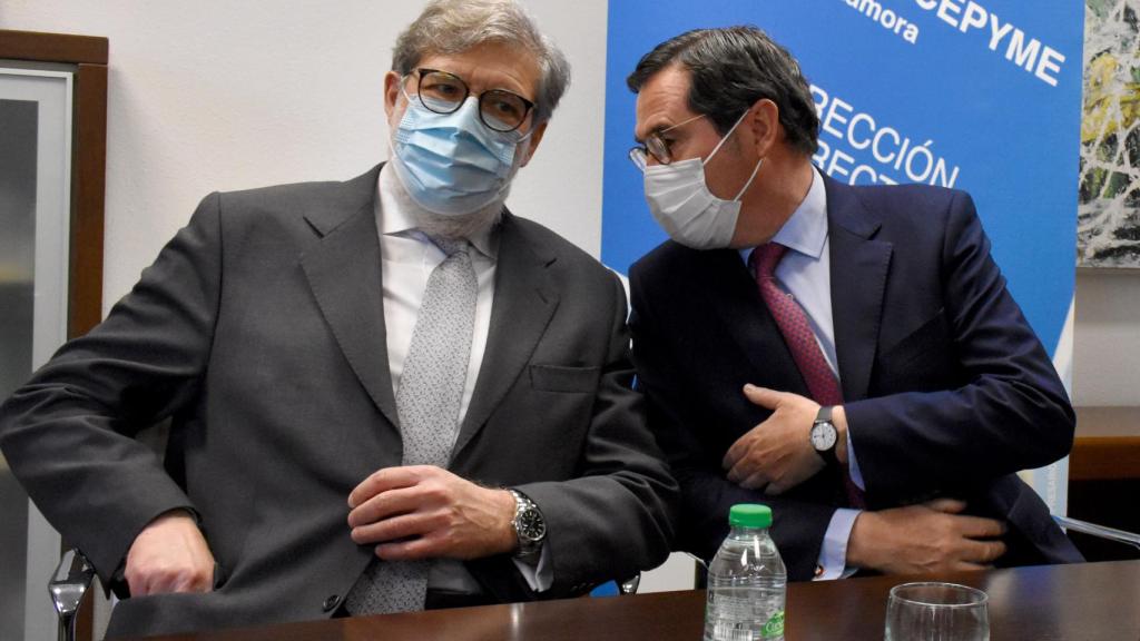 El presidente de la CEOE Castilla y León, Santiago Aparicio, charla con el presidente de la CEOE, Antonio Garamendi