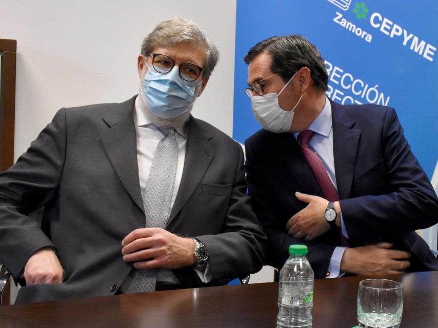 El presidente de la CEOE Castilla y León, Santiago Aparicio, charla con el presidente de la CEOE, Antonio Garamendi
